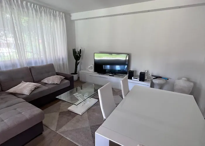 Vila Lido - *